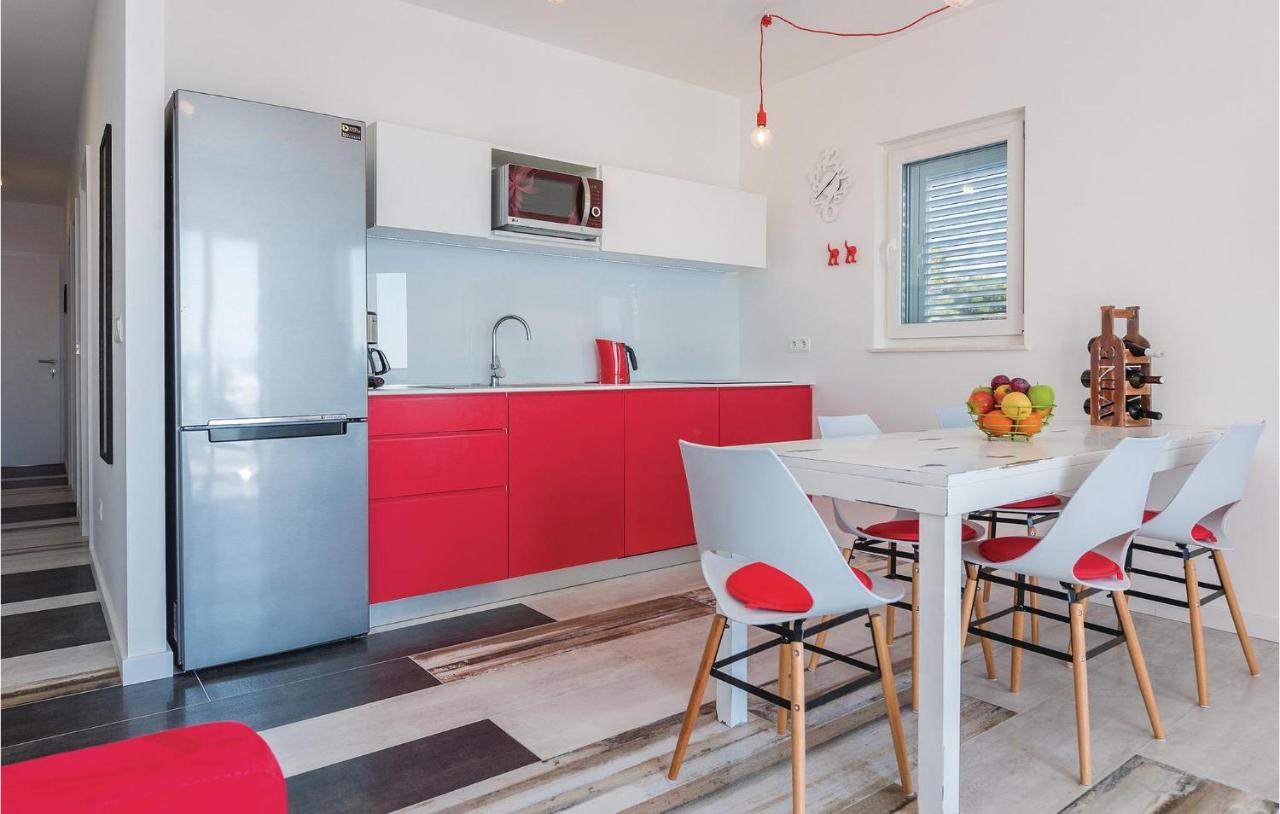 Cozy Apartment In Brodarica With Wifi Екстер'єр фото