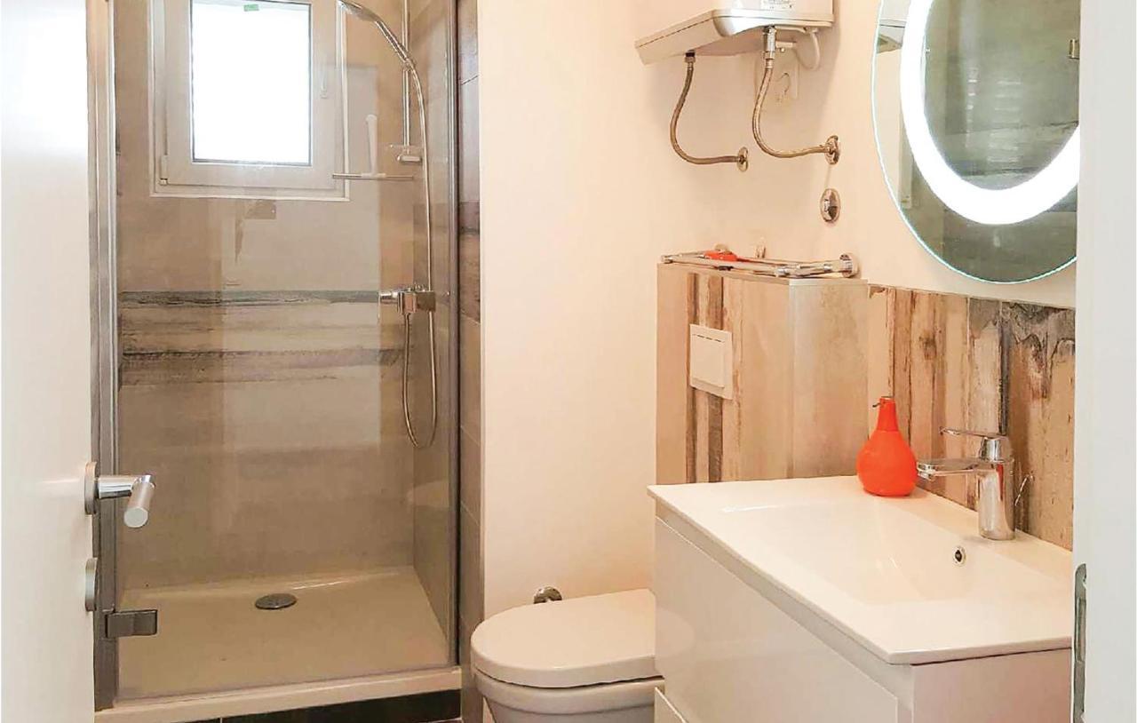 Cozy Apartment In Brodarica With Wifi Екстер'єр фото