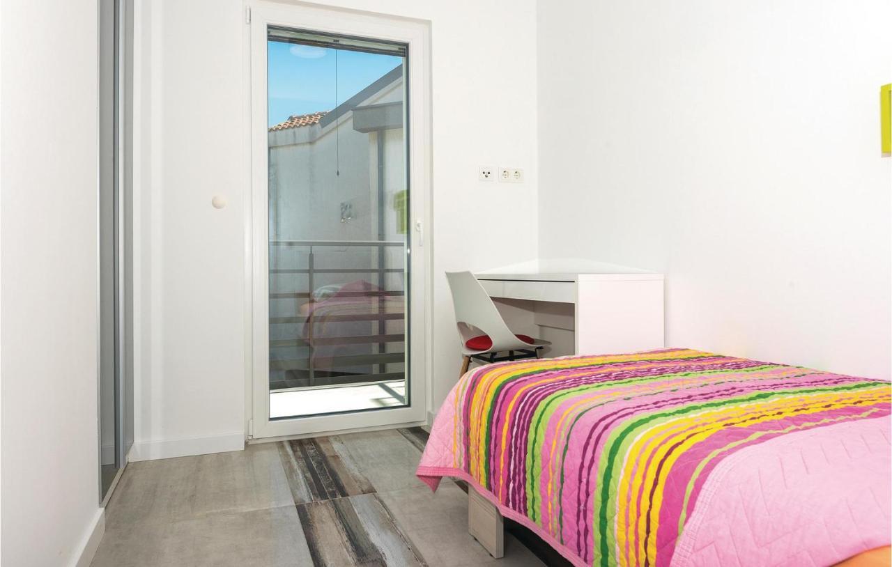 Cozy Apartment In Brodarica With Wifi Екстер'єр фото