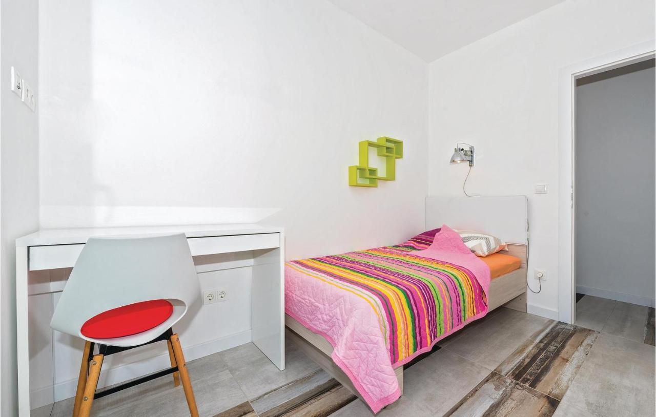 Cozy Apartment In Brodarica With Wifi Екстер'єр фото