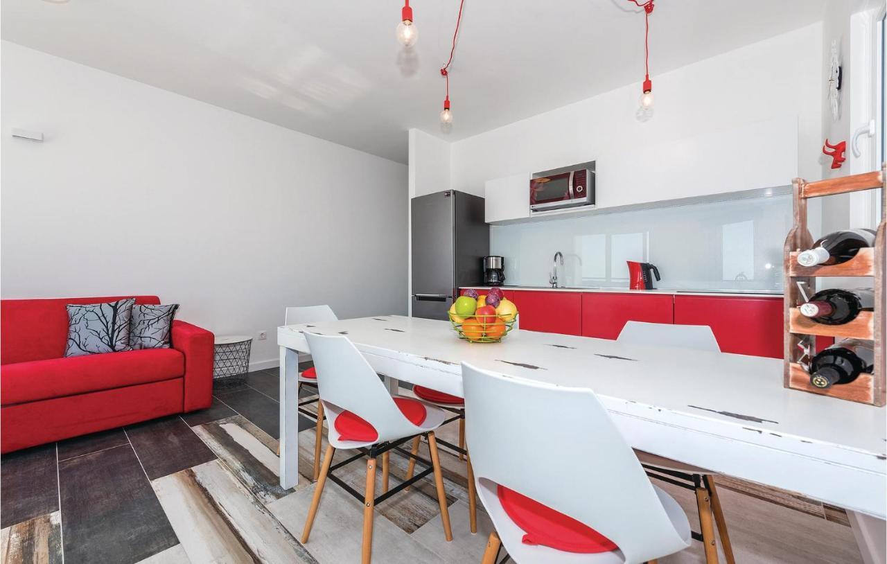 Cozy Apartment In Brodarica With Wifi Екстер'єр фото