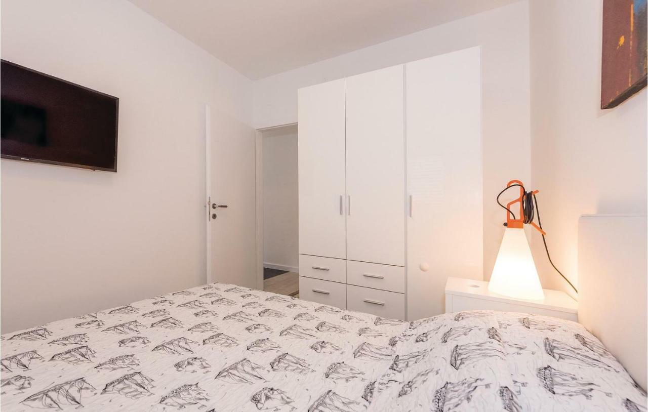 Cozy Apartment In Brodarica With Wifi Екстер'єр фото